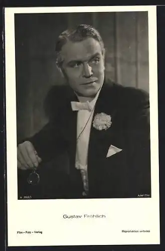 AK Schauspieler Gustav Fröhlich im Festtagsanzug mit einem Monokel in der Hand