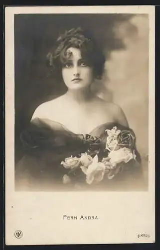 AK Schauspielerin Fern Andra mit Blumen posierend