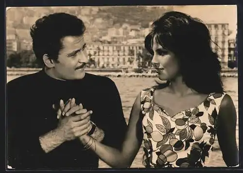 AK Schauspieler Antonella Lualdi und Domenico Modugno in Rendezvous in Ischia