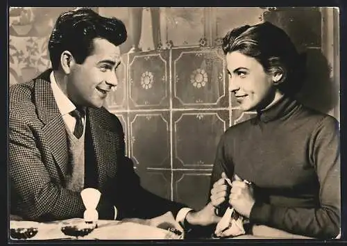 AK Schauspieler Doris Kirchner und Adrian Hoven in dem Film Lügen haben hübsche Beine