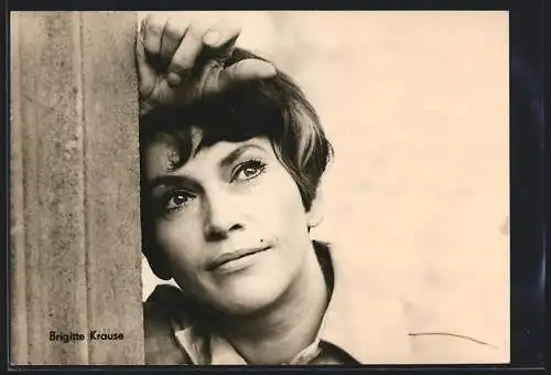 AK Schauspielerin Brigitte Krause an Wand gelehnt
