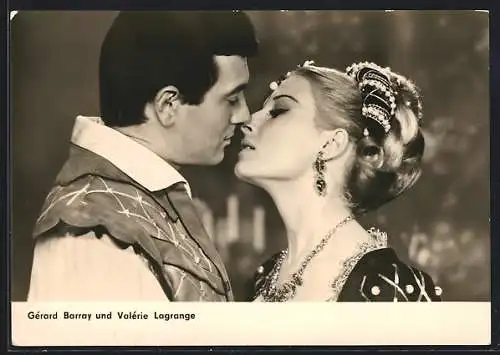 AK Schauspieler Gérard Barray und Valérie Lagrange küssen sich