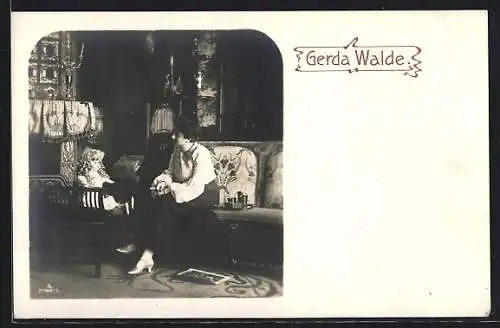 AK Schauspielerin Gerda Walde mit Zigarette und Puppe