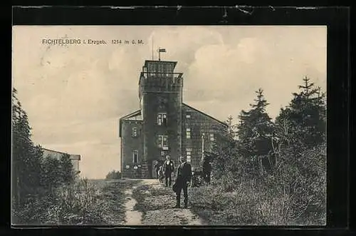 AK Fichtelberg i. Erzgeb., Turm mit Wanderern