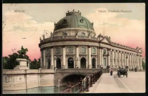 AK Berlin, Kaiser Friedrich-Museum mit Kutsche und Passanten