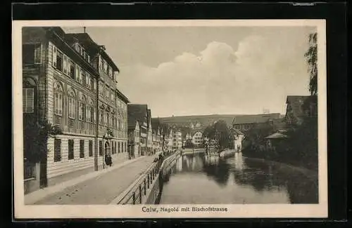 AK Calw, Nagold mit Bischofstrasse, Blick entlang der Uferpromenade