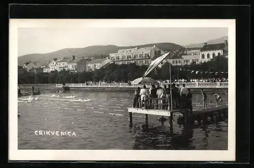 AK Crikvenica, Ortspanorama vom Schwimmbad aus, mit Schwimmwettkampf
