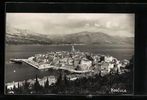 AK Korcula, Gesamtansicht mit Bergpanorama aus der Vogelschau