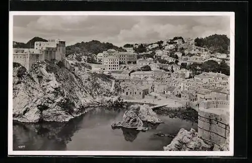 AK Ragusa, Ortsansicht von einer Felsenbucht aus