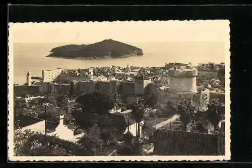 AK Dubrovnik, Ortspartie mit Insel vor der Küste