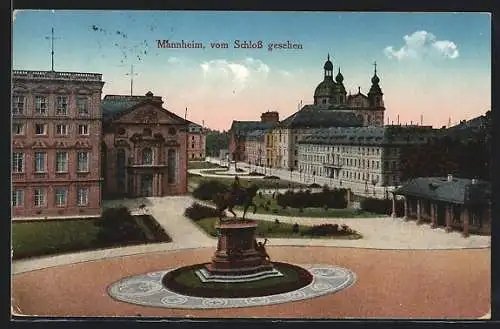 AK Mannheim, Strassenpartie mit Kirche und Denkmal vom Schloss gesehen