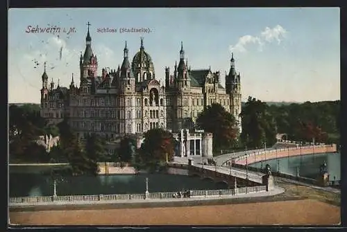 AK Schwerin / Mecklenburg, das Schloss mit Brücke