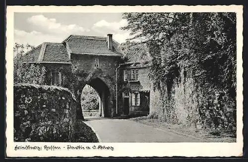 AK Friedberg /Hessen, Strassenpartie mit Burgmauer