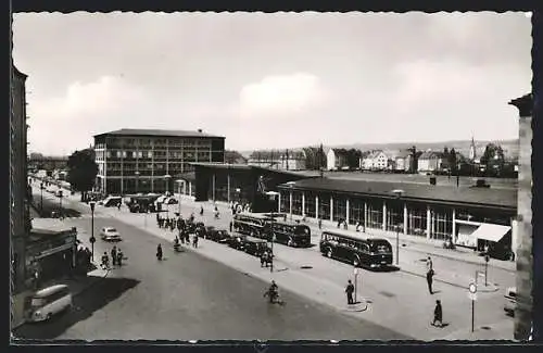 AK Aschaffenburg am Main, Bahnhof mit Autos und Bussen