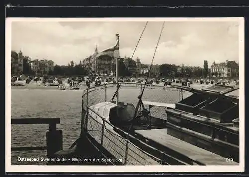 AK Swinemünde, Blick von der Seebrücke mit Schiff