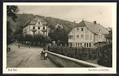 AK Bad Orb, Strassenpartie mit Bade-Hotel und Apotheke