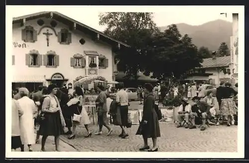 Foto-AK Oberammergau, Strassenszene vor der Post, 1960