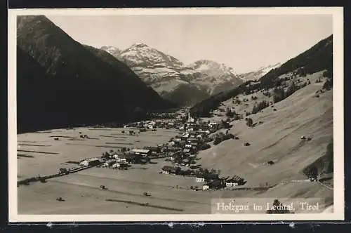 AK Holzgau im Lechtal /Tirol, Totalansicht von einem Berg aus