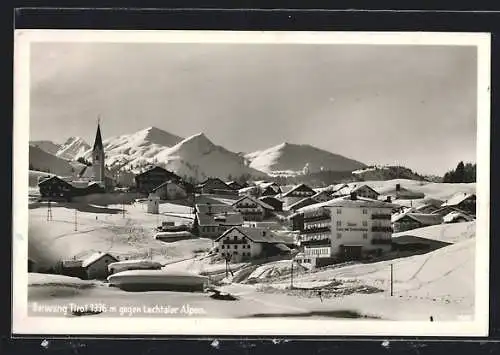 AK Berwang /Tirol, Verschneiter Ort gegen Lechtaler Alpen
