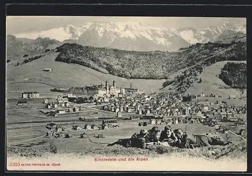 AK Einsiedeln, Jungen auf der Wiese, Ortschaft mit den Alpen