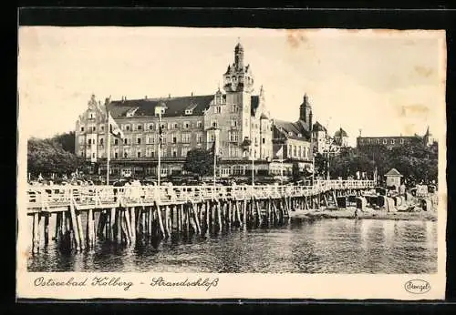 AK Kolberg, Strandschloss mit Fussgängersteg, Blick an Strand