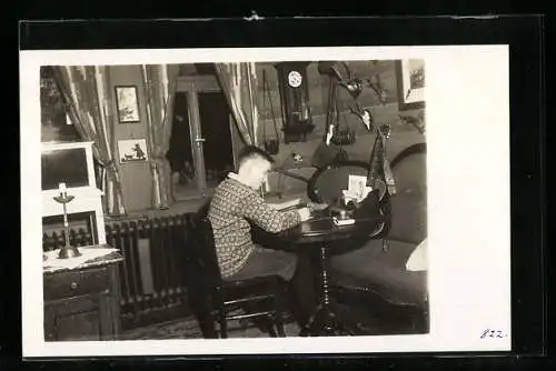 AK Breithardt, Pfarrhaus, Junge bei den Hausaufgaben