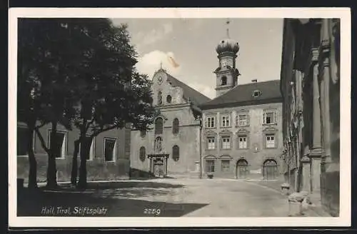 AK Hall /Tirol, Stiftsplatz mit Blick zum Kirchturm