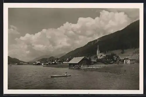 AK Techendorf am Weissensee, Kanufahrer auf dem Wasser, Blick auf die Kirche