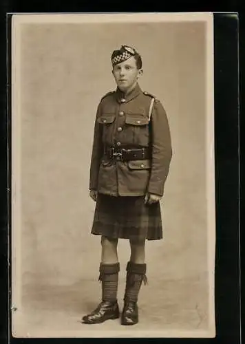 AK Junger Schottischer Soldat in Uniform mit Schottenrock