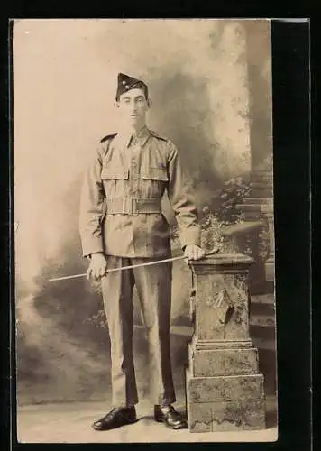 Foto-AK Junger britischer Soldat in Uniform mit Reitgerte