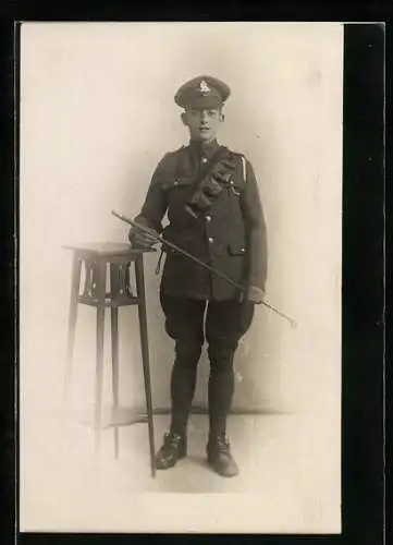 AK Junger britischer Soldat in Uniform mit einer Reitgerte