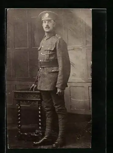 AK Britischer Soldat in Uniform mit stoischem Blick