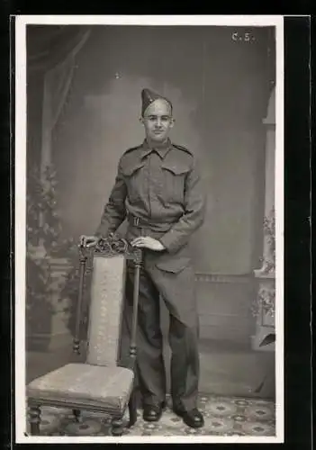 AK Britischer Soldat mit hoher Stirn in seiner Uniform