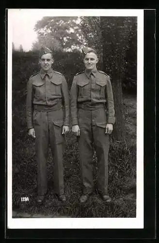 AK Zwei britische Soldaten in Uniform an einem Baum
