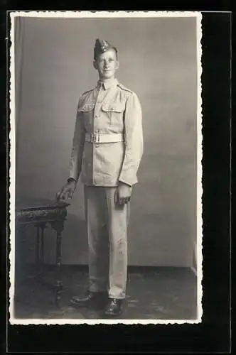 Foto-AK Junger britischer Soldat in heller Uniform