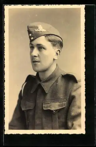 AK Junger britischer Mann mit leichtem Schnurrbart in seiner Soldatenuniform