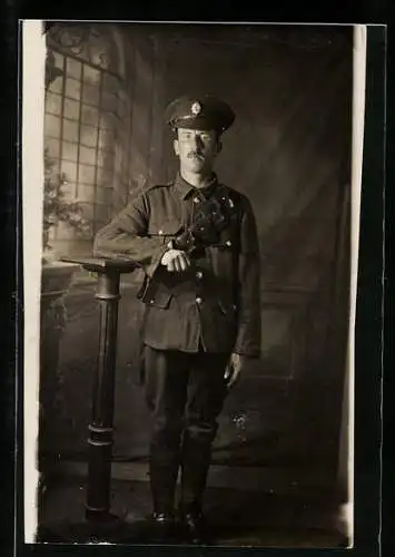 AK Britischer Soldat mit Schnurrbart in seiner Uniform