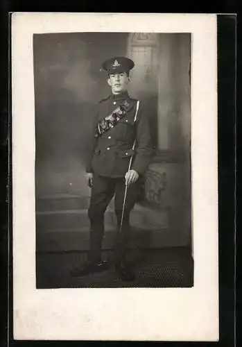 AK Britischer Soldat in Uniform mit Schirmmütze, Reitgerte und Sporen