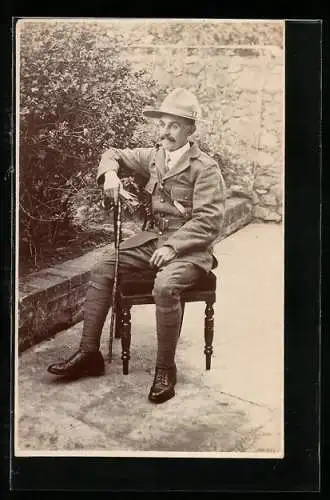 AK Britischer Soldat in Uniform auf einem Stuhl, mit Gehstock