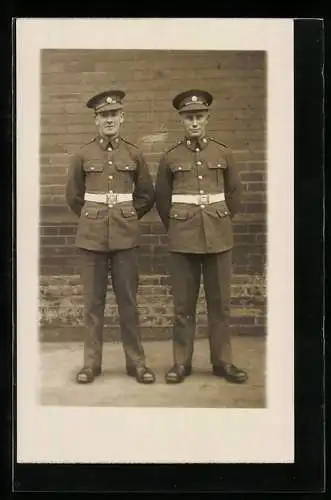 AK Zwei junge britische Soldaten in Uniform mit Schirmmützen