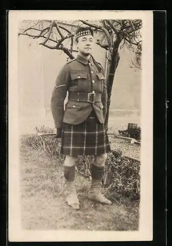 AK Britischer Soldat in Uniform mit Reitgerte und Schottenrock