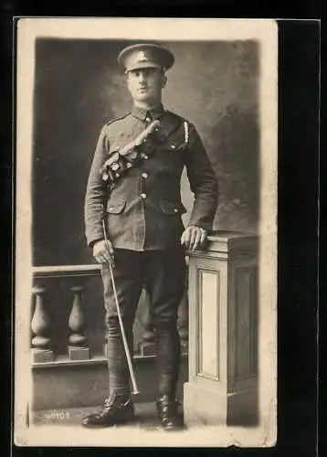 AK Britischer Soldat in Uniform an einer Stele