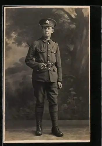 AK Junger britischer Soldate in Uniform mit seiner Reitgerte unterm Arm