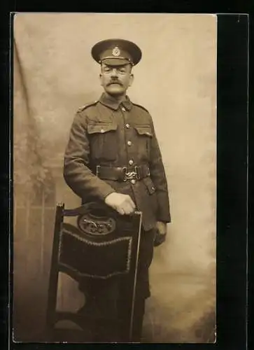 AK Älterer britischer Soldat der Royal Engineers in Uniform mit seiner Schirmmütze
