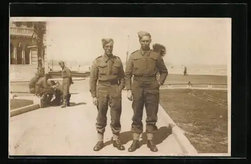 AK Zwei britische Soldaten in Uniform an einem sonnigen Tag