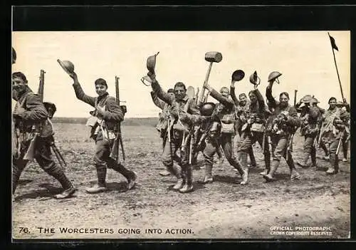 AK The Worcesters Going into Action, britische Soldaten ziehen ins Gefecht