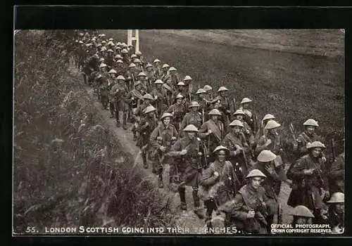 AK London Scottish Regiment mit Stahlhelm auf dem Weg in den Schützengraben