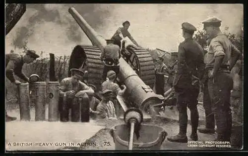 AK A British heavy Gun in action, Britische Soldaten in Uniform mit Kanone