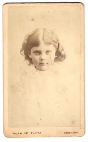 Fotografie W & A. H. Fry, Brighton, 68 East Street, Junges Mädchen mit Mittelscheitel