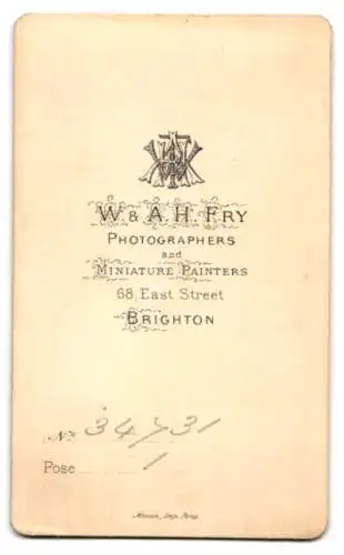 Fotografie W & A. H. Fry, Brighton, 68 East Street, Junges Mädchen mit Mittelscheitel